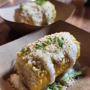 Maíz, queso rallado, cremimayo y tajín.