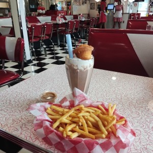 Papas y Batido de Chocolate