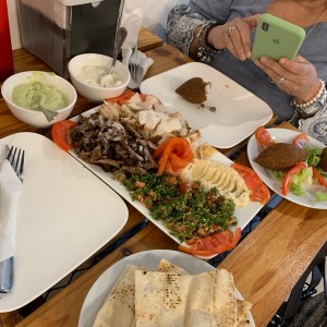 Shawarma Mixto para dos, me gusto la presentacion, asi lo armas a tu gusto y todo muy bueno y con excelente precio.