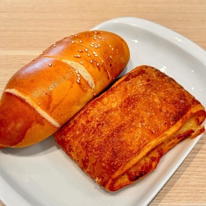 Cachito jamon y queso y Hojaldre queso y bacon