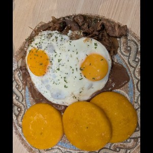 Bisteck Encebollado con Tortilla