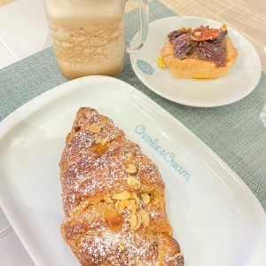 croissant de almendras con frappe y pecan pie