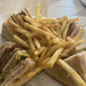 Club House con papas fritas