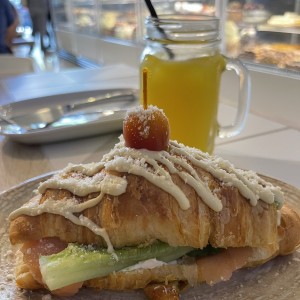 Croissant de Salmon con jugo de naranja natural