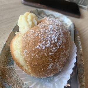 Bomba con crema pastelera 
