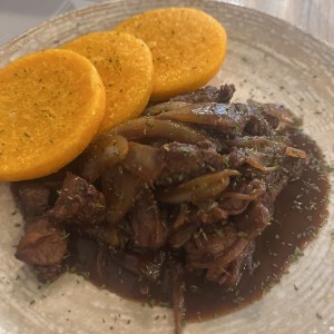 Bisteck Encebollado con Tortilla