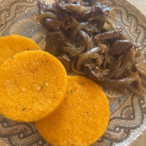 Bisteck Encebollado con Tortilla