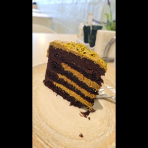Pastel de chocolate y pistacho