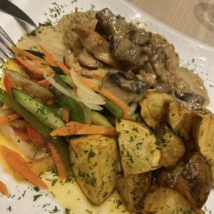 Pollo a la Plancha, vegetales salteados, papas rusticas