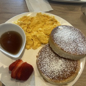 Huevo revuelto y pancakes 
