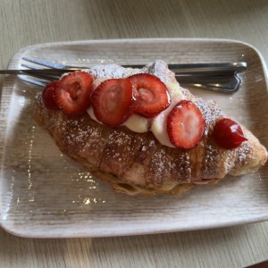 Croissant con crema pastelera y fresas