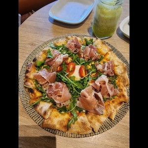 Pizza de Prosciutto y Rugula