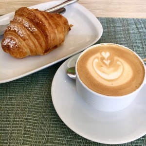Capuccino y croissant guayaba-queso crema