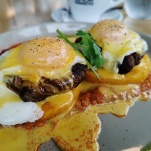 Benedict MiKa (con carne)