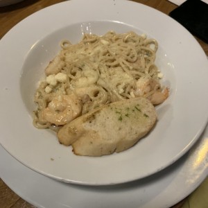 Pasta Alfredo con Camarones
