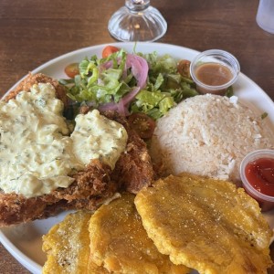 Corvina apanada arroz con coco