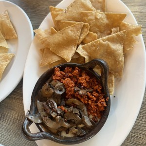 Entradas - Queso Fundido con chorizo y hongos