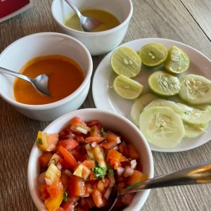 Pico de Gallo con sus Distintas Salsas Picantes