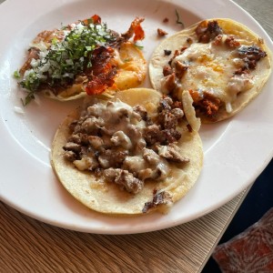3 TACOS CON QUESO: 1 de Chorizo, 1 del Pastor y 1 de Carne de Res