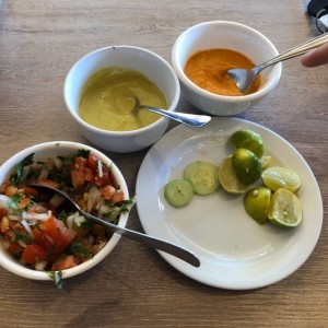 pepino con lemon y sal y las salsas