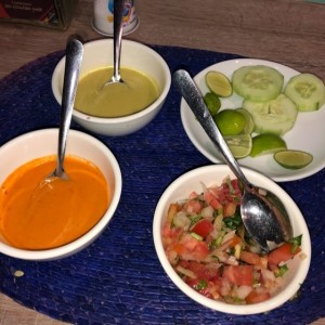 Salsas de aji, limon, pepino y pico de gallo