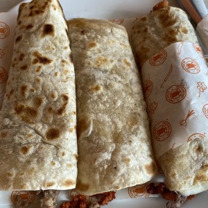Tacos mixtos al Pastor, chuleya y chorizo fon queso fundido