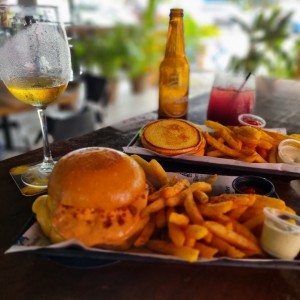 hamburguesa "la sexy buterlicious" con papas fritas . 