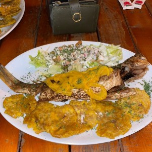 Pescado con Patacones