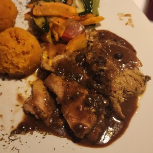 pernil con ciruelas pasa y canela