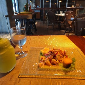Entrada de ceviche de pescado.