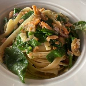 Pasta con salmon y espinaca