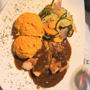 Pernil de cerdo rostizado con salsa de ciruela pasas y canela