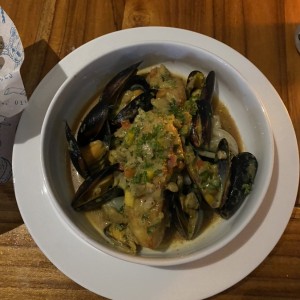 Robalo al curry con mariscos