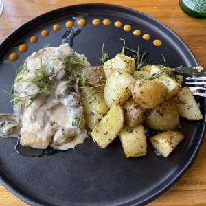 Pescado en salsa de hongos