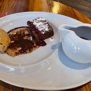 Brownie de Chocolate con Helado Dulce de Leche