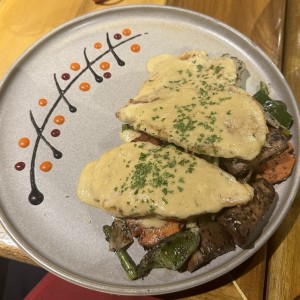 Pollo con vegetales salteados
