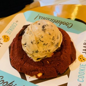 red velvet con helado