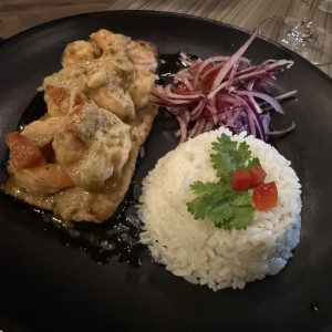 Filete de pescado con camarones al ajillo