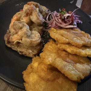 Pescado con camarones y patacones