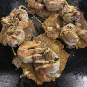 Entrada de patacones fritos con camarones