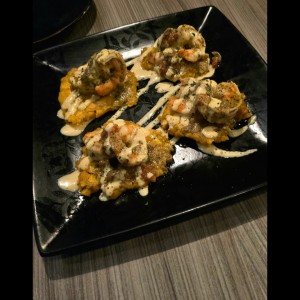 Patacones con camarones al ajillo