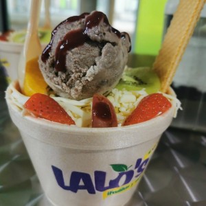 Ensalada de frutas con helado de oreo