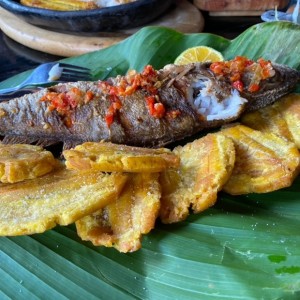 Corvina frita con patacones