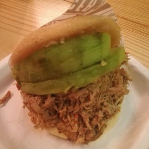 arepa de pollo, aguacate y queso a la plancha 