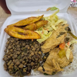Comida completa de pollo guisado