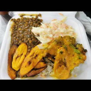 Comida completa con pollo en salsa curry