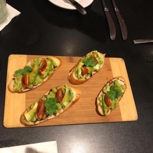 Bruschetas de aguacate 