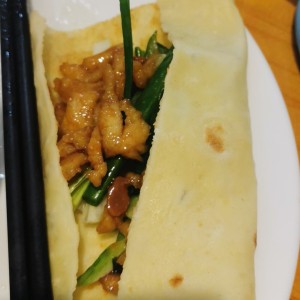 Taco de huevo con puerco, pepino y cebollina