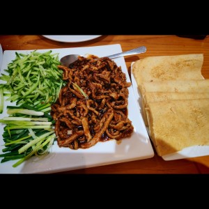 Tacos de puerco, cebollina y pepino