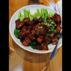Puerco rojo en cama de mostaza verde